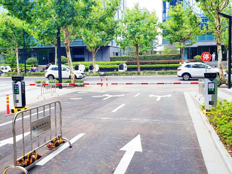 上海瀚森制藥集團(tuán)免取卡停車場道閘系統(tǒng)及設(shè)備案例